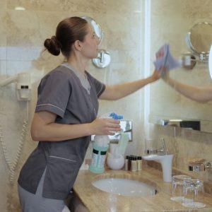 Dėl šios paprastos gudrybės vonios veidrodis daugiau niekada nerasos