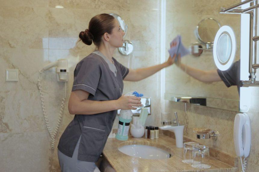 Dėl šios paprastos gudrybės vonios veidrodis daugiau niekada nerasos