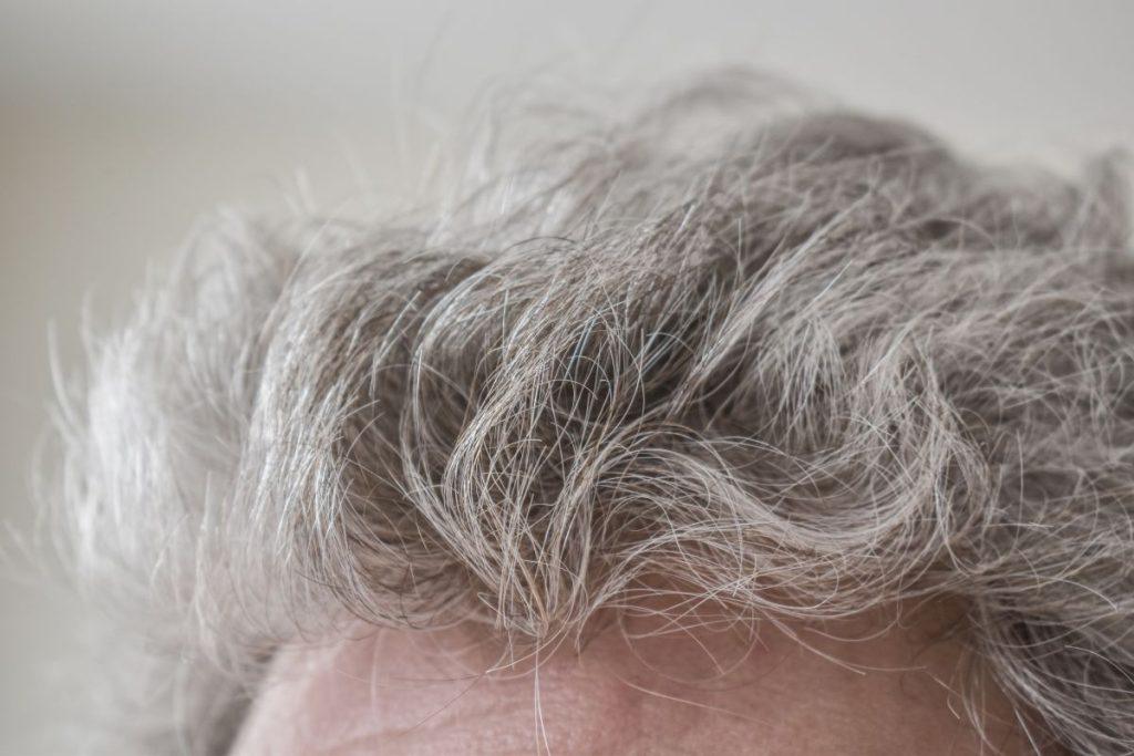 Domina nauja šukuosena? Sužinokite, kokios 5 klaidos gali sendinti. Žili plaukai