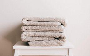 Drėgnų rankšluosčių skleidžiamo nemalonaus kvapo paslaptis ir kaip jį panaikinti