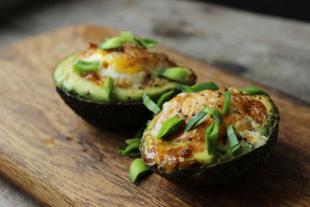 Du pigūs avokadų receptai, kuriuos išbandę nebegrįšite prie senų patiekalų. Kepti įdaryti avokadai