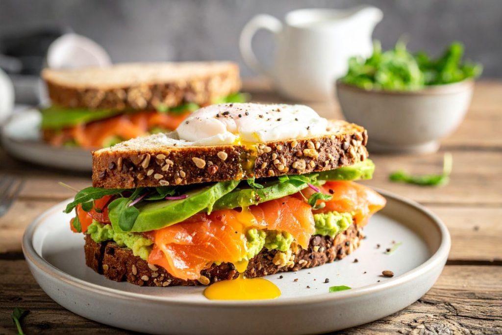 Du pigūs avokadų receptai, kuriuos išbandę nebegrįšite prie senų patiekalų. Sumuštinis su avokadu ir lašiša su agurku ir ridikėlių padažu