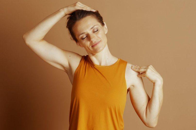 Ekspertas patarė geriausią pratimą kaklo stuburo atpalaidavimui: galvos bei pečių skausmai išnyks!