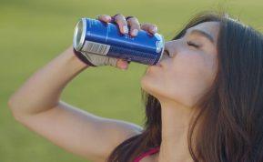 Energetiniai gėrimai pavojingesni nei manote: štai ką jie daro jūsų organizmui