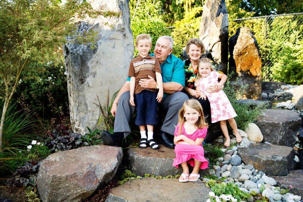 Esate močiutė ar senelis? Tuomet turėtumėte dažniau prižiūrėti anūkus! Socialiniai privalumai seneliams