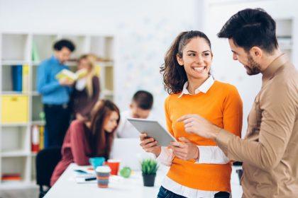 Grubios etiketo klaidos darbe, kurių pagalba galima įgyti priešų ir susigadinti savo reputaciją