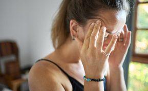 Gydytojai nurodė neakivaizdžias galvos skausmo priežastis. Pasitikrinkite!