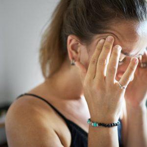 Gydytojai nurodė neakivaizdžias galvos skausmo priežastis. Pasitikrinkite!