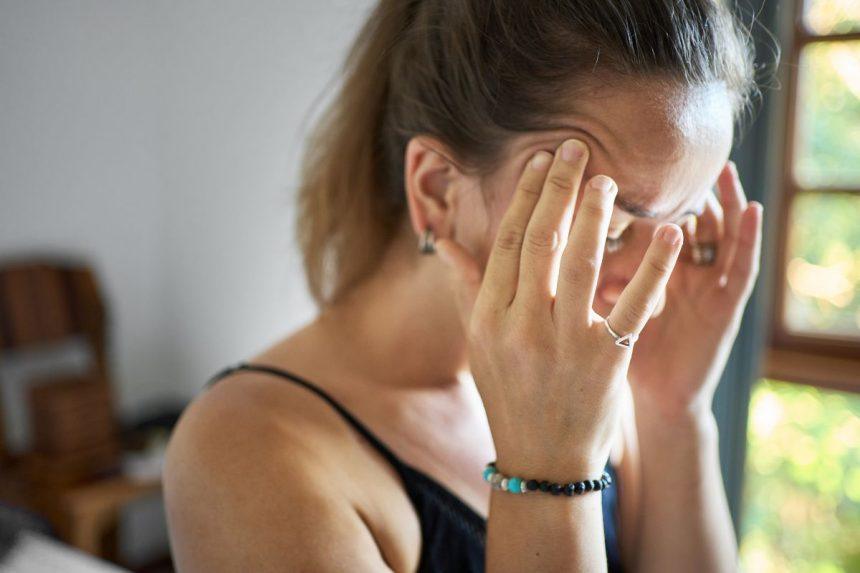 Gydytojai nurodė neakivaizdžias galvos skausmo priežastis. Pasitikrinkite!