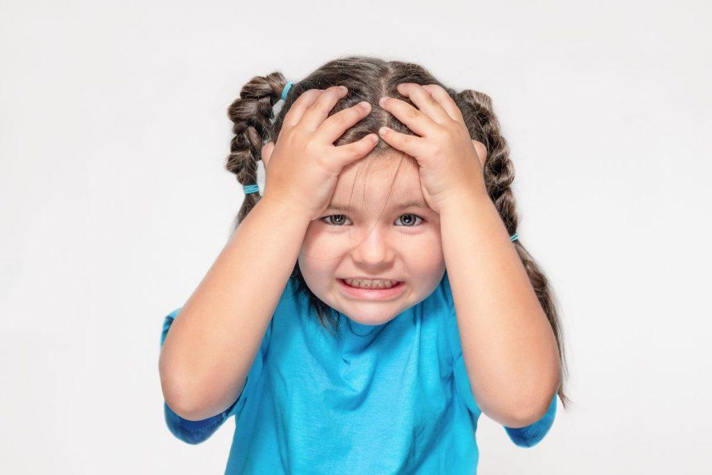 Gydytojai nurodė neakivaizdžias galvos skausmo priežastis. Pasitikrinkite! Priežastys gali slypėti vaikystėje