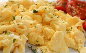 Į kiaušinienę visada įdėkite šį ingredientą. Dėl to ji bus kreminės konsistencijos