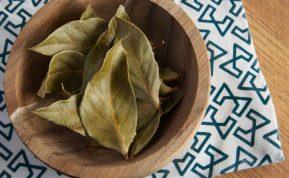 Į skalbimo mašiną įdėkite du lauro lapus. Šis metodas gali sutaupyti daug laiko ir nervų