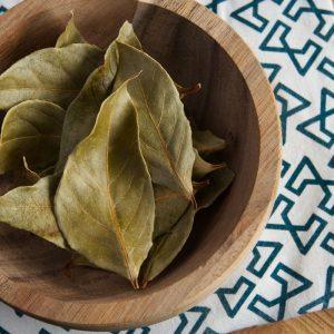 Į skalbimo mašiną įdėkite du lauro lapus. Šis metodas gali sutaupyti daug laiko ir nervų