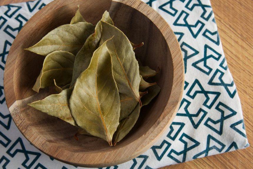 Į skalbimo mašiną įdėkite du lauro lapus. Šis metodas gali sutaupyti daug laiko ir nervų