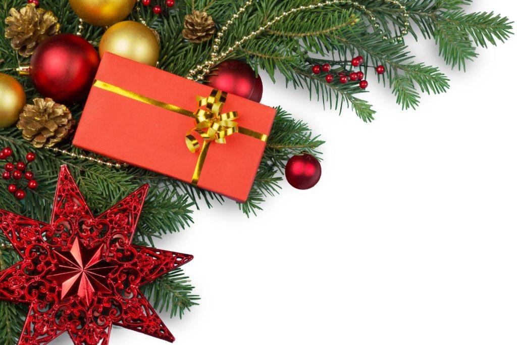 Interjero dizainerė atskleidė, ką privalote turėti per šias Kalėdas namuose (ir tai ne burbulai). Raudonos spalvos dekoracijos