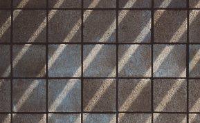 Įpilkite į vandenį ir išvalykite plyteles. Batų įbrėžimai išnyks be šveitimo