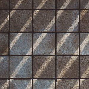 Įpilkite į vandenį ir išvalykite plyteles. Batų įbrėžimai išnyks be šveitimo