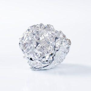 Iš aliuminio folijos padarykite kamuoliuką ir laikykite jį šalia kriauklės. Jis tikrai pravers!