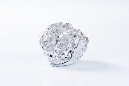 Iš aliuminio folijos padarykite kamuoliuką ir laikykite jį šalia kriauklės. Jis tikrai pravers!