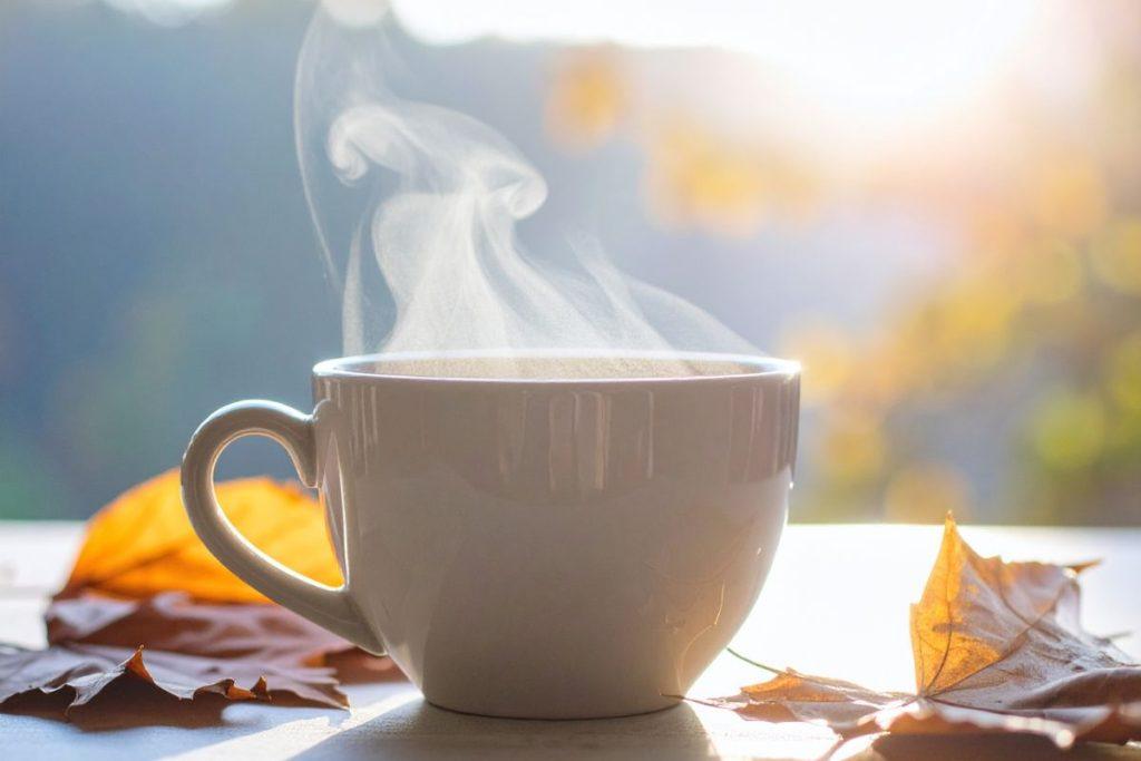 Išgerkite šilto vandens stiklinę