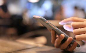 Išmaniojo telefono naudojimas viešoje vietoje: 5 svarbiausios taisyklės