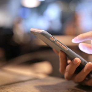 Išmaniojo telefono naudojimas viešoje vietoje: 5 svarbiausios taisyklės