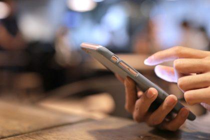 Išmaniojo telefono naudojimas viešoje vietoje: 5 svarbiausios taisyklės