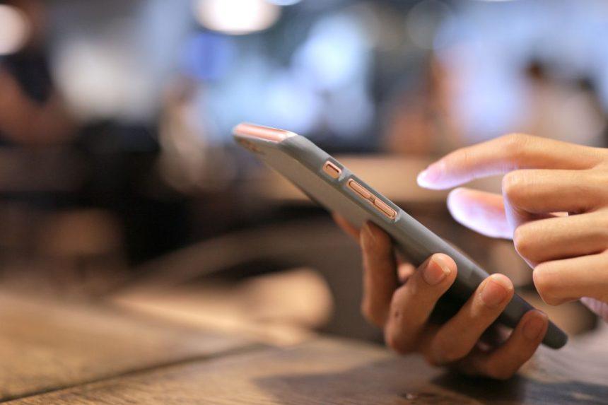 Išmaniojo telefono naudojimas viešoje vietoje: 5 svarbiausios taisyklės