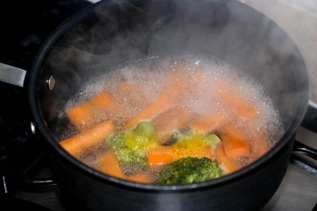 Išmokite virti morkas ir burokėlius išsaugodami gerąsias medžiagas – daugelis tai daro neteisingai. Teisingas morkų virimas