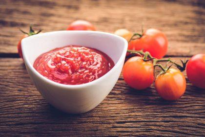 Ką daryti, kad pomidorų padažas nebūtų rūgštus: reikia dėti ne cukrų, o šį ingredientą