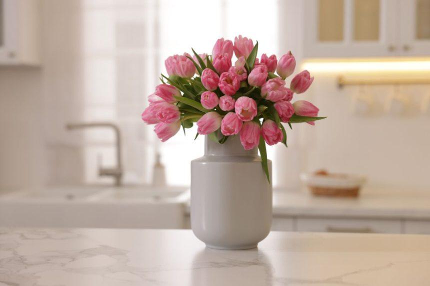 Ką daryti, kad tulpės vazoje išsilaikytų ilgiau? Visi turėtų žinoti šį triuką!