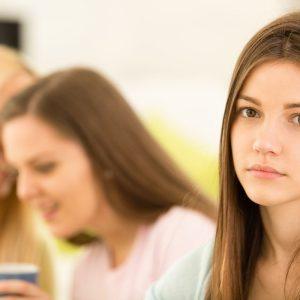 Ką daryti su apkalbomis jei jums kalbama už nugaros?