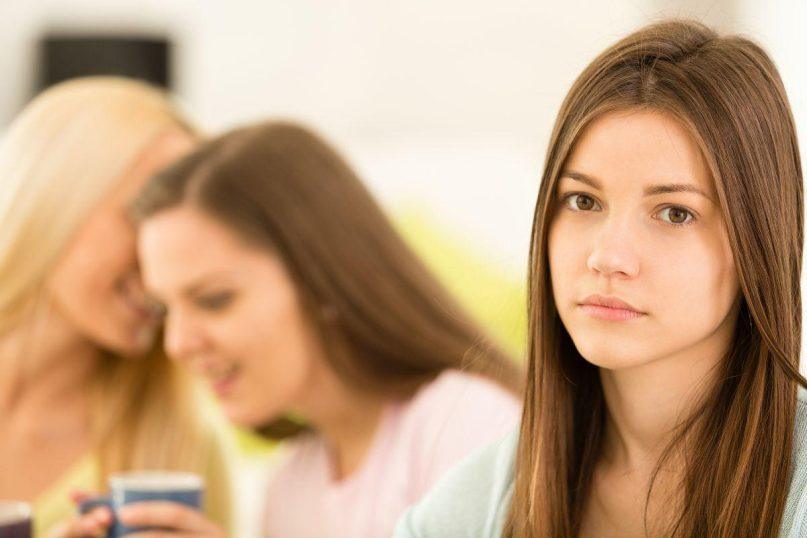 Ką daryti su apkalbomis jei jums kalbama už nugaros?