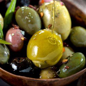 Kada naudinga valgyti konservuotas alyvuoges: faktai, nauda ir žala