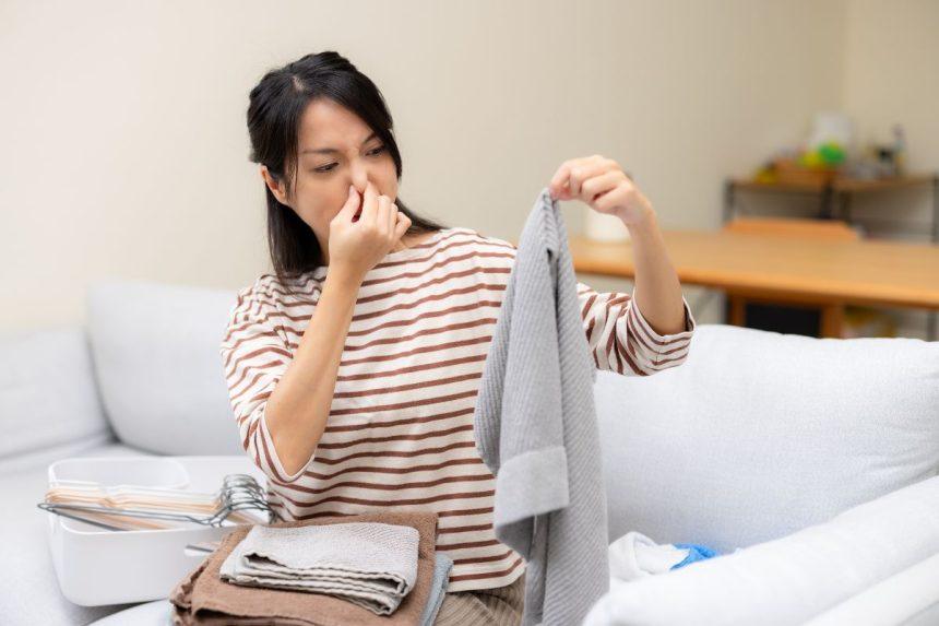 Kai po skalbimo rankšluosčiai skleidžia nemalonų kvapą šie būdai tikrai padės