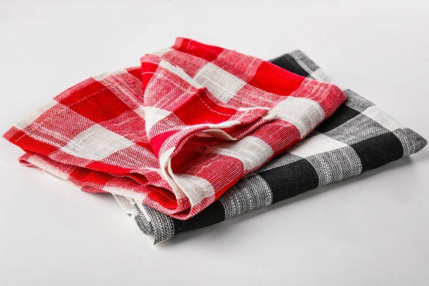 Kaip atsikratyti nešvarumų ir nemalonaus kvapo ant virtuvinių rankšluosčių?