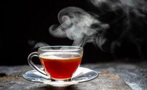 Kaip greitai atvėsinti karštą arbatą puodelyje? Yra paprastas būdas