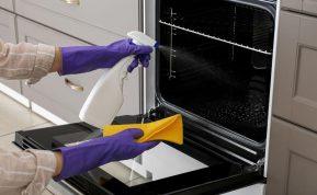 Kaip greitai ir lengvai išvalyti orkaitę nuo įsisenėjusių dėmių