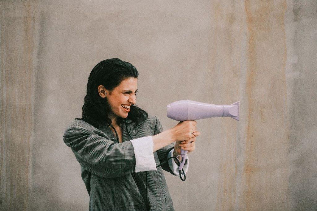 Kaip greitai išdžiovinti drabužius be džiovyklės