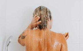 Kaip greitai išdžiovinti šlapius plaukus be plaukų džiovintuvo: paprasti patarimai