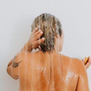 Kaip greitai išdžiovinti šlapius plaukus be plaukų džiovintuvo: paprasti patarimai