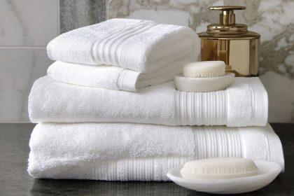 Kaip išbalinti rankšluosčius nenaudojant baliklio? Patarimai, padėsiantys susigrąžinti audinių baltumą