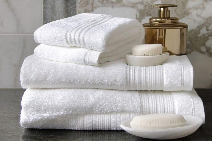 Kaip išbalinti rankšluosčius nenaudojant baliklio? Patarimai, padėsiantys susigrąžinti audinių baltumą