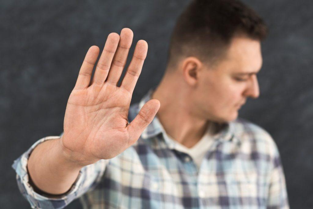 Kaip išgyventi išsiskyrimą: 5 etapai, kuriuos pereina visi. Skyrybų neigimas