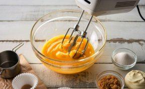 Kaip iškepti purų kaip debesį omletą? Pirmiausia reikia atskirti trynius nuo baltymų