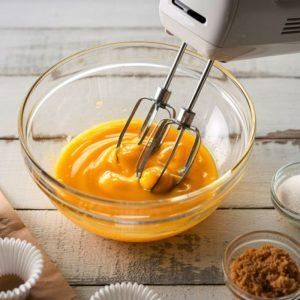 Kaip iškepti purų kaip debesį omletą? Pirmiausia reikia atskirti trynius nuo baltymų