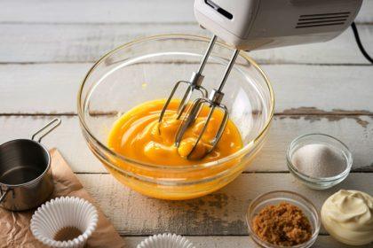 Kaip iškepti purų kaip debesį omletą? Pirmiausia reikia atskirti trynius nuo baltymų