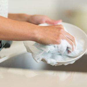 Kaip išplauti indus nenaudojant cheminių ploviklių: namų šeimininkės atskleidė gudrybes