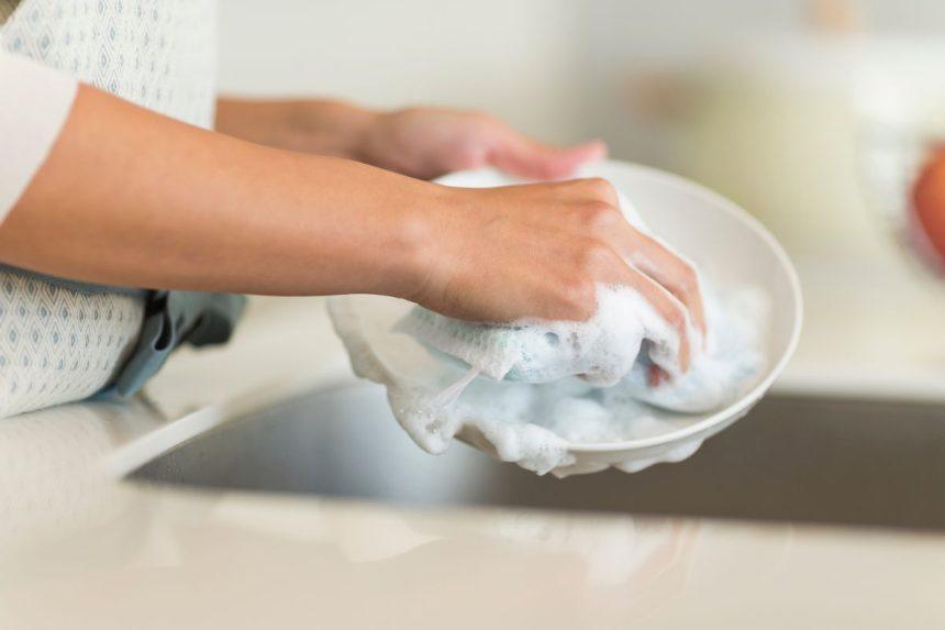 Kaip išplauti indus nenaudojant cheminių ploviklių: namų šeimininkės atskleidė gudrybes