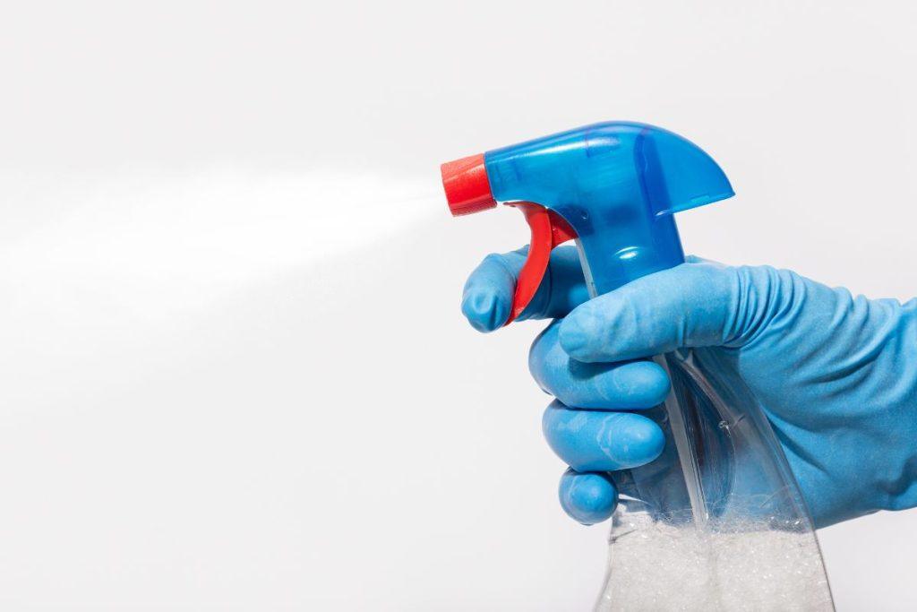 Kaip išvalyti mikrobangų krosnelę vos per 8 minutes? Paprastas valymo tirpalas